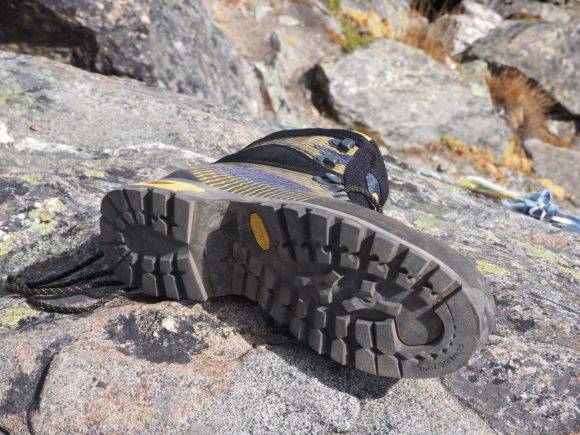 Aderenza perfetta e protexione grazie alla suola Vibram con climbing zone