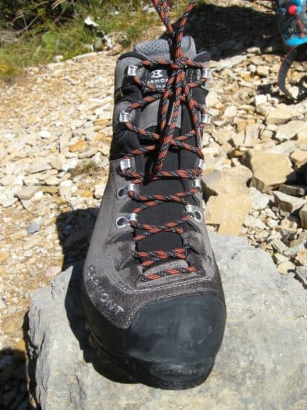 Profilo anteriore, allacciatura e punta rinforzata