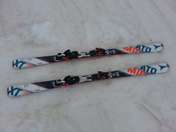 Veduta d'insieme degli sci Atomic Redster XTR