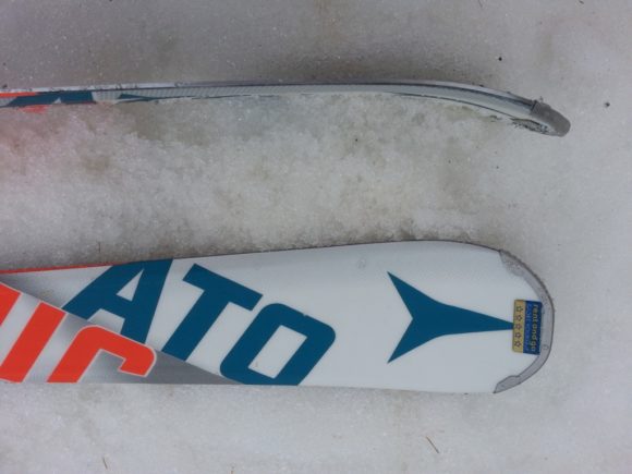 Dettaglio puntale e rocker dello sci Atomic Redster XTR