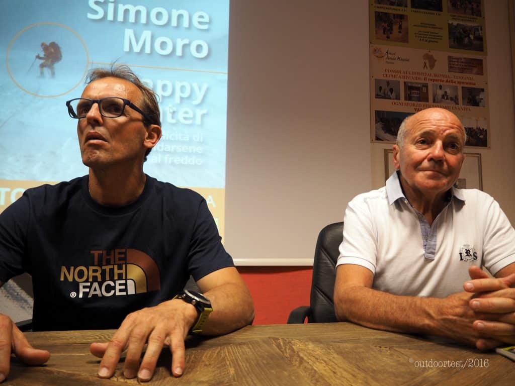 Simone Moro e Sergio Longoni al tavolo della conferenza stampa del 7 luglio a Barzanò