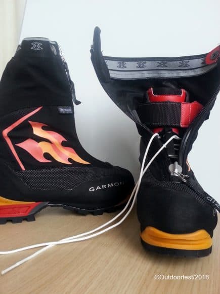 La ghetta aperta sull'allacciatura a lacci