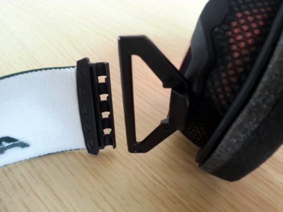 Particolare del sistema di aggancio/sgancio dell'elastico