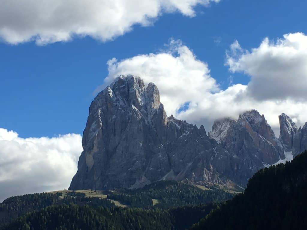 Il Sasso Lungo circondato dalle nuvole