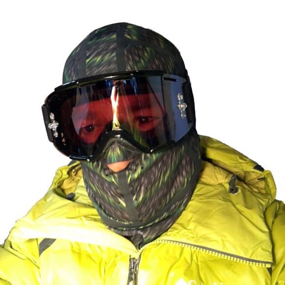 Buff Windproof Balaclava Von Green indossato