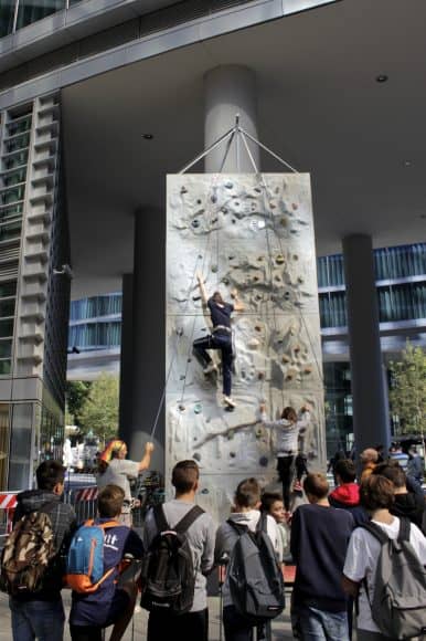 Una parete artificiale per prove di arrampicata