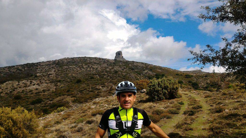 Edizione di settembre 2016 del Sardinia Divide. Sullo sfondo la suggestiva Perda Liana di Seui