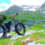 Bici maneggevole con le borse per bikepacking anche sui sentieri di montagna. Borse Rusjan