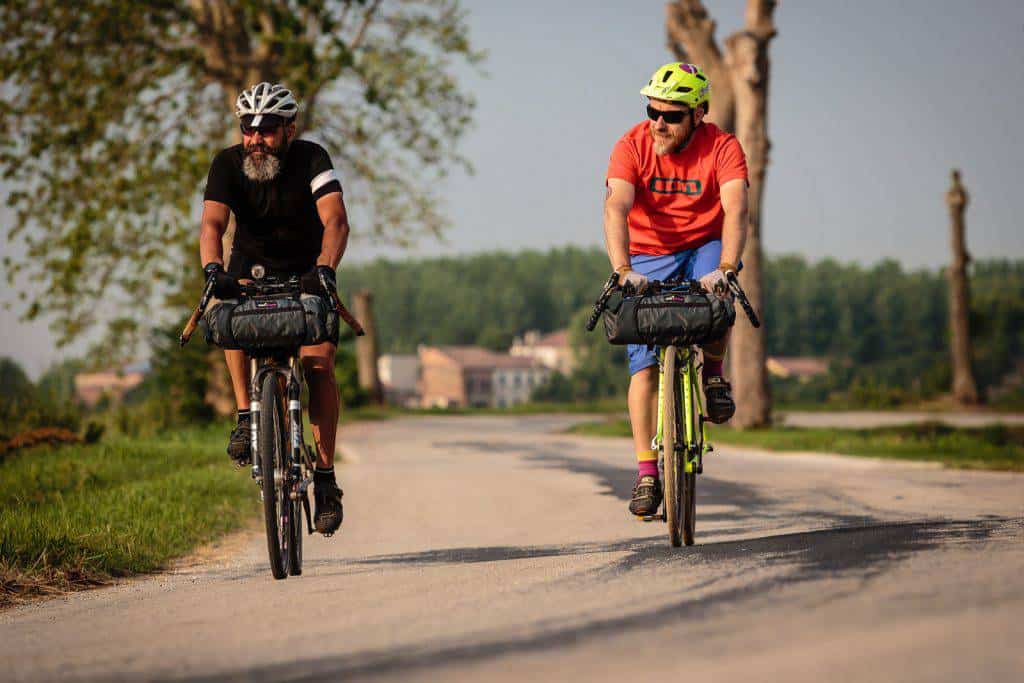 Viaggi in bici. Foto Alex Luise (www.alexluise.com) e borse Miss Grape