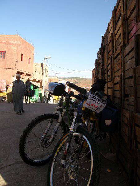 Borse per mtb in modalità bikepacking. Naturaid Marocco 2006