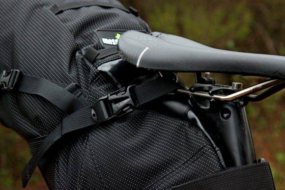 Dettagli e particolari di una borsa sottosella montata su una MTB. Borse Miss Grape, Ph Davide Ferrigno