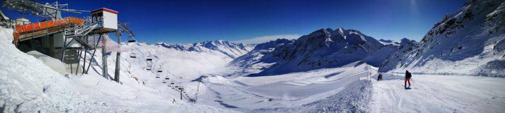 Il ghiacciaio imbiancato come d'inverno