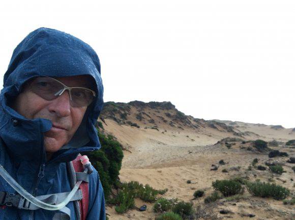 Pioggia battente su panorami desertici e sulla giacca Mammut Kento HS