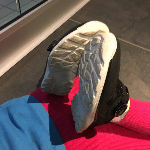 Elena, 6 anni, indossa le Ecco Biom Trail Kids con Boa System