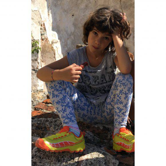 Elena, un po' stanca e con tanta fame durante una sosta del test Laspokid Flash