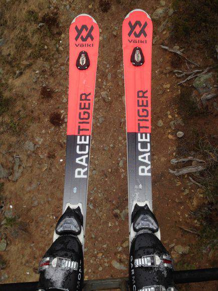 Völkl Racetiger RC Uvo nei colori nero e arancio