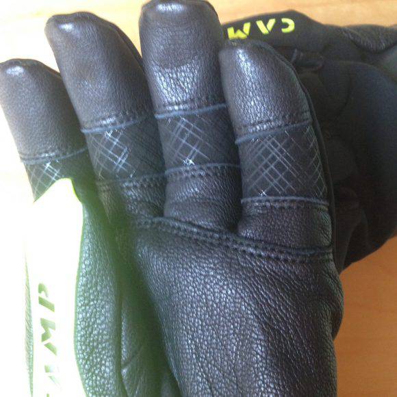 Grip migliore grazie alla pelle e alla gomma sul palmo