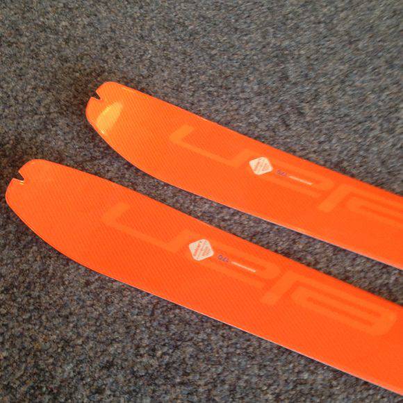 Aggancio delle pelli nell'incavo sul puntale dello sci