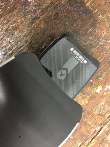 Dettaglio della coda dello sci, con profilo curvo