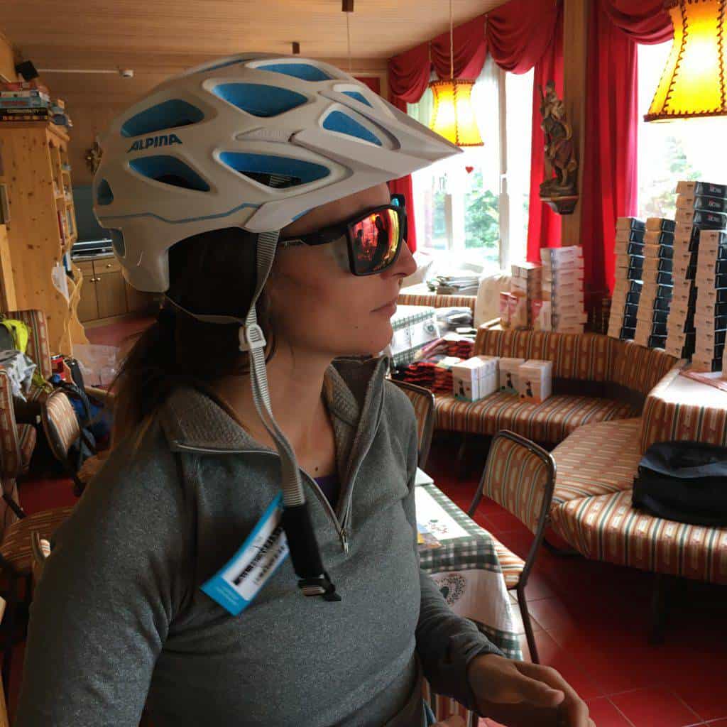 Letizia Ortalli prova Alpina Helmets