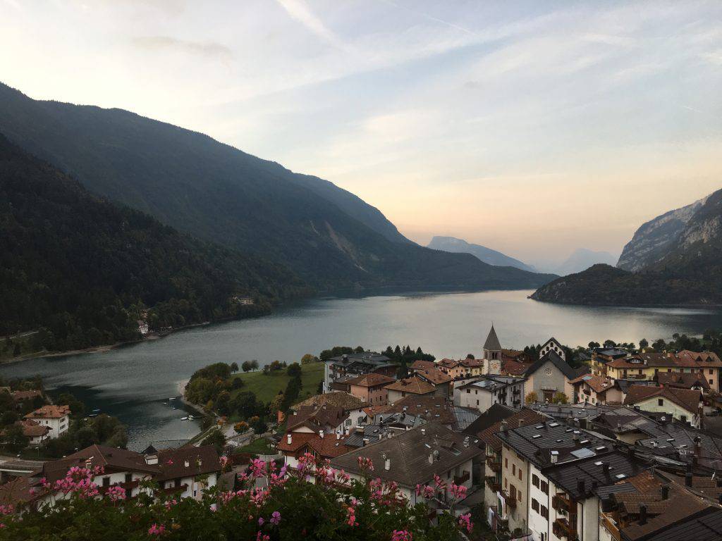 Il lago di Molveno alla mattina presto