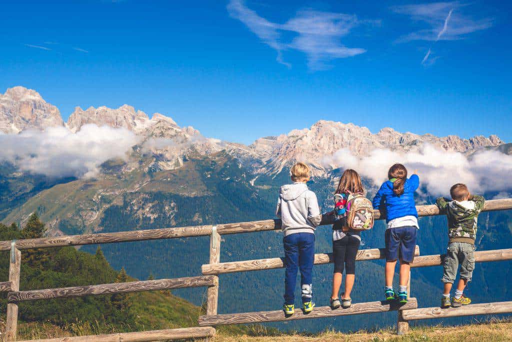 Bimbi in cima alla Paganella