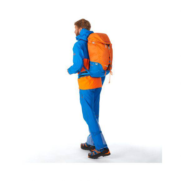 Lo zaino Mammut Trion Light 38+ indossato