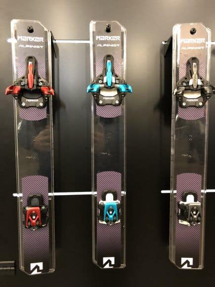 I tre modelli Marker Alpinist, rosso con scala Din 6/12, azzurro 4/9, antracite entrambe.