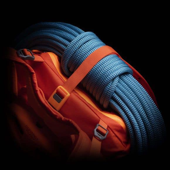 Particolare del ferma-corda dello zaino Salewa Apex Wall 38