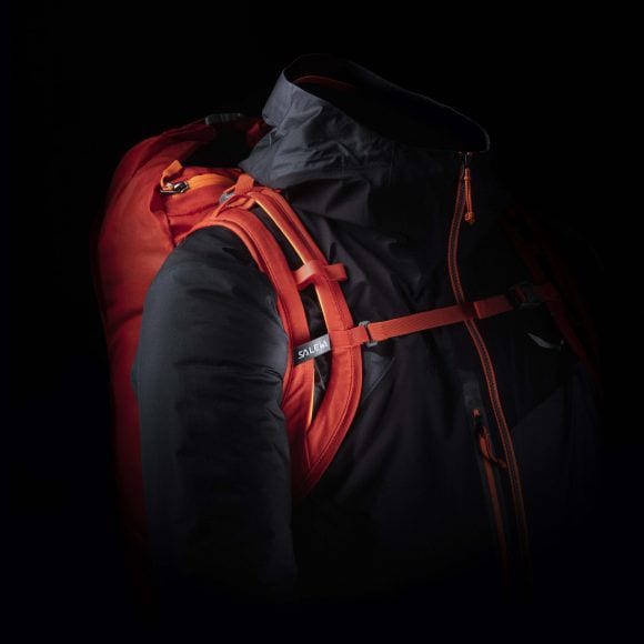Particolare degli spallacci dello zaino Salewa Apex Wall 38