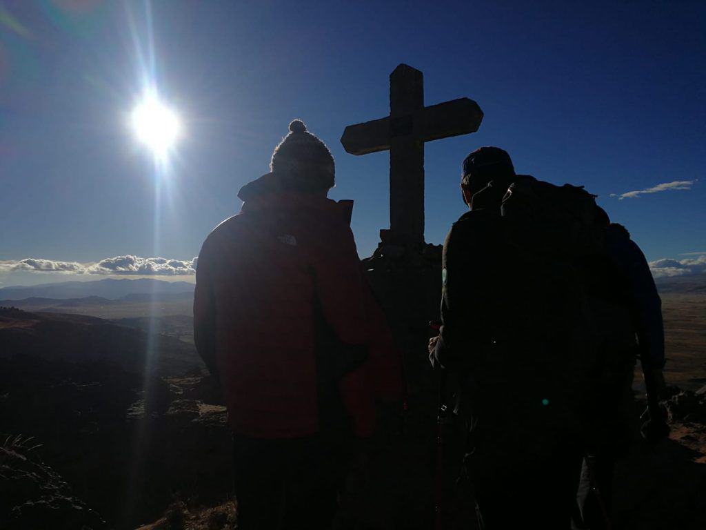 La croce in cima alla collina sopra Peñas