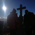 La croce in cima alla collina sopra Peñas