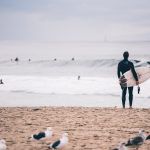 Il surf da onda, essendo uno sport outdoor, è soggetto a tutte quelle variabili, come temperatura, meteo, stato del mare che ne influenzano la pratica.