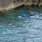 Cecilia Canneva durante il test a Finale Ligure della muta Aquaskin Full Suit, con occhialini e cuffia Aqua Sphere