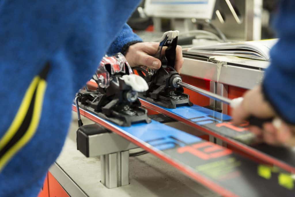 Regolazione attacchi ph. Attachi da noleggio adattabili ph Particolare parapunta, ph. Damian Pertoll Photography