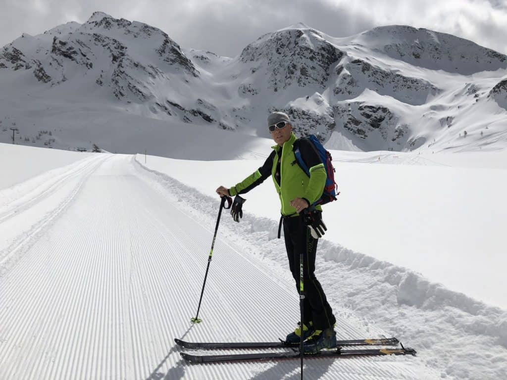 Ampia traccia di risalita sul percorso attrezzato da sci alpinismo Monterosa Ski/Montura, a disposizione di chi inizia.