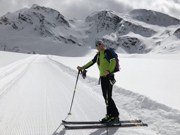Ampia traccia di risalita sul percorso attrezzato da sci alpinismo Monterosa Ski/Montura, a disposizione di chi inizia.