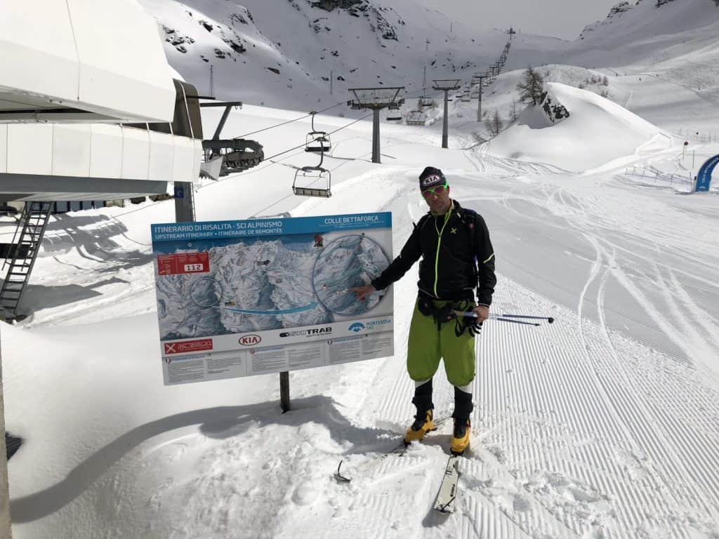 Marco di Bello indica uno dei numerosi cartelloni esplicativi del percorso attrezzato da sci alpinismo Monterosa Ski/Montura.