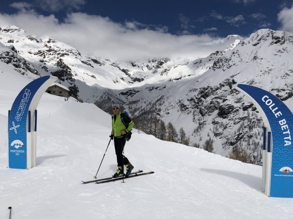 Percorso attrezzato da sci alpinismo Monterosa Ski/Montura, bandiere di segnalazione nei pressi del ristoro Sitten