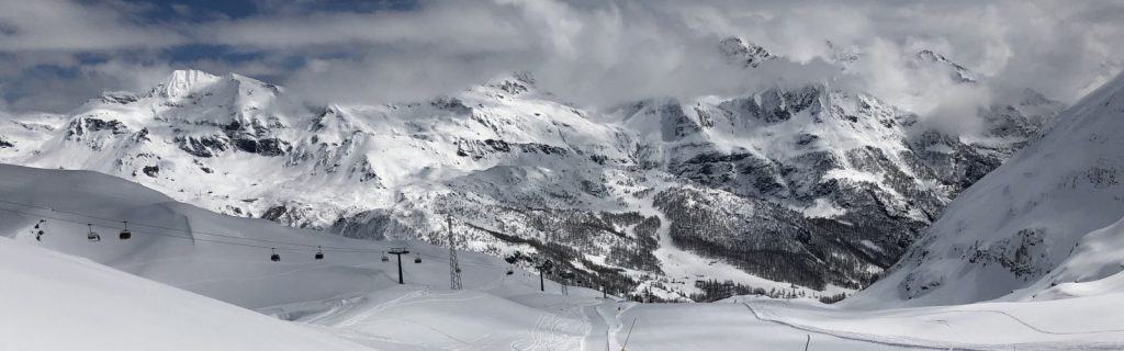 Percorso attrezzato da sci alpinismo Monterosa Ski/Montura, la traccia di discesa a fianco della pista Betta, verso Gressoney