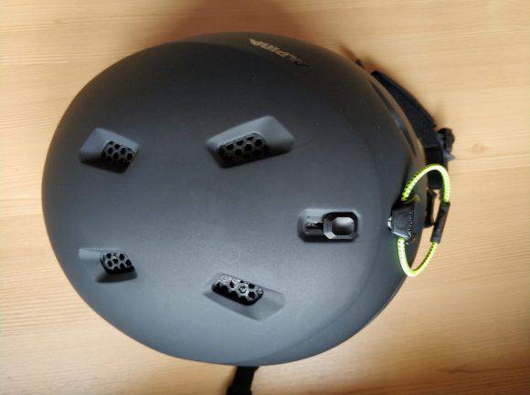 4 aperture superiori nella calotta con meccanismo a una sola leva