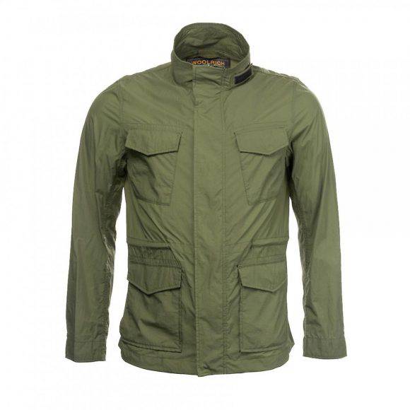 La giacca "urban" Woolrich Light Travel in colore verde, vista anteriore