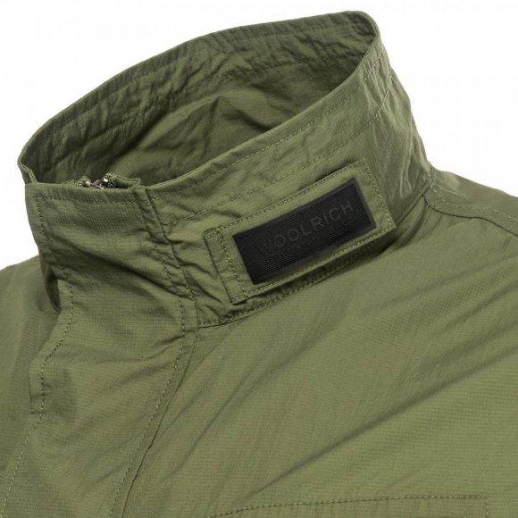 Il collo "alto" della giacca "urban" Woolrich Light Travel