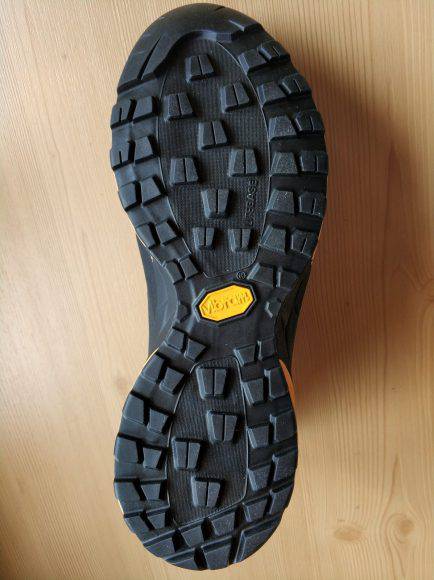 Suola alleggerita Lite Base e massima tenuta con Megagrip®