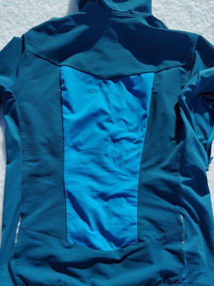 tessuto elasticizzato e traspirante a livello dorsale