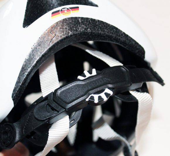 La ghiera posteriore di regolazione del fit del casco Alpina Lavarda