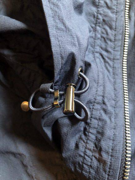 Un particolare del meccanismo di regolazione della coulisse interna della giacca "urban" Woolrich Light Travel