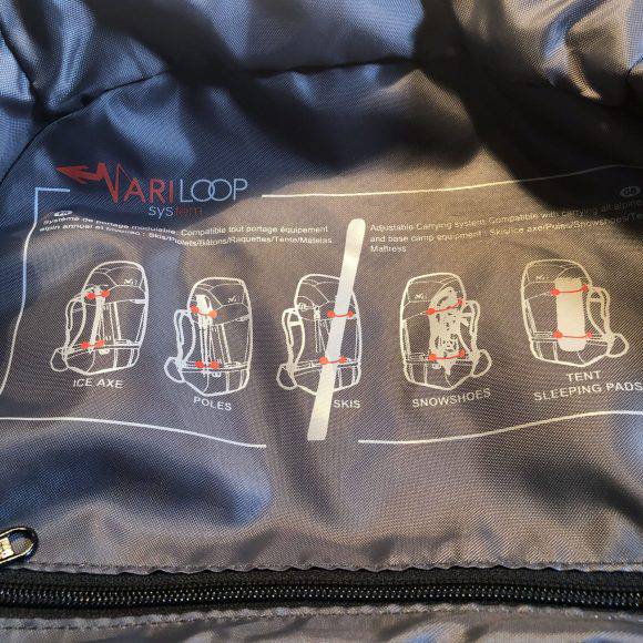 Illustrazione del sistema Variloop dello zaino Millet Ubic 40, nel risvolto interno del cappuccio