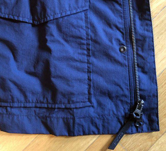 Un particolare della cerniera anteriore della giacca "urban" Woolrich Light Travel