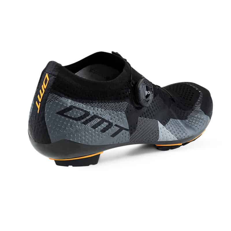 Scarpa da mountain bike DMT KM1, versione nera, vista di 3/4